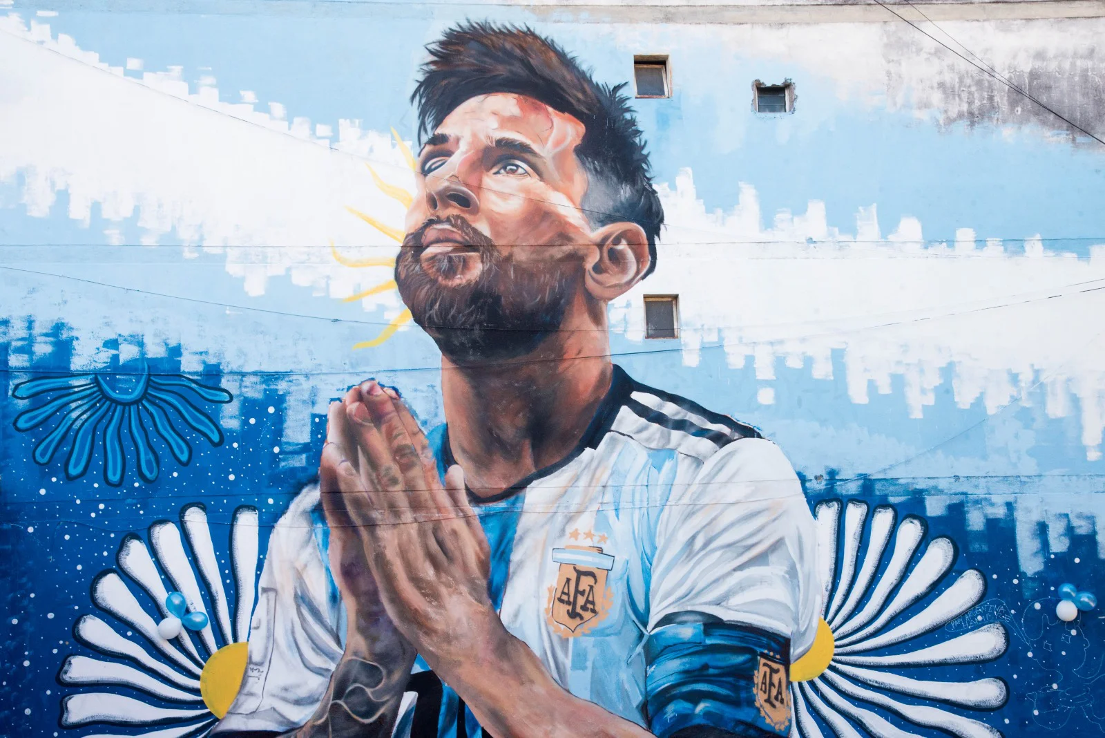En pleno centro tucumano y el día de su cumpleaños, Lionel Messi quedó inmortalizado en un imponente mural