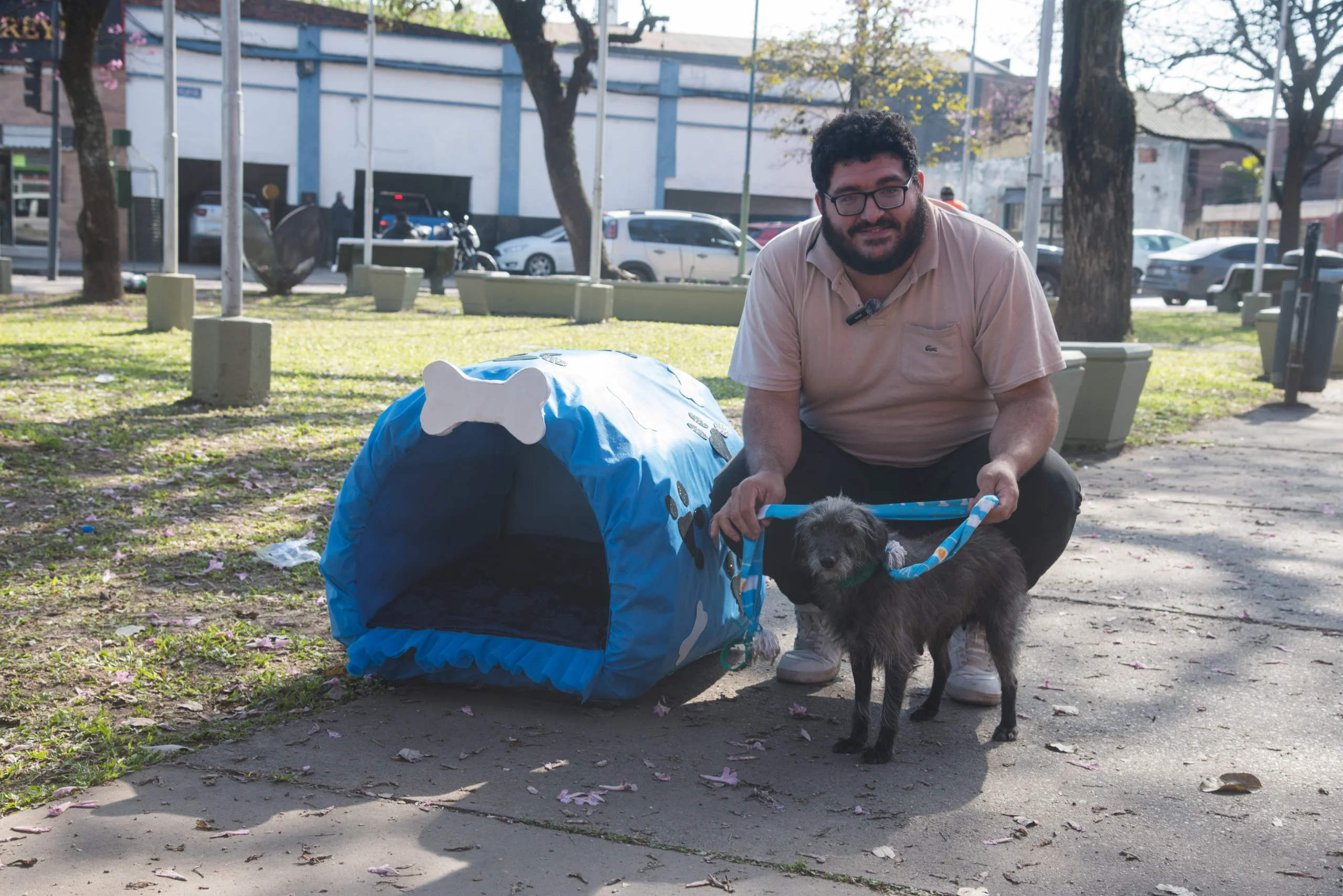 Entregan nuevas casitas para animales sin hogar, fabricadas por personas con discapacidad en talleres del Municipio