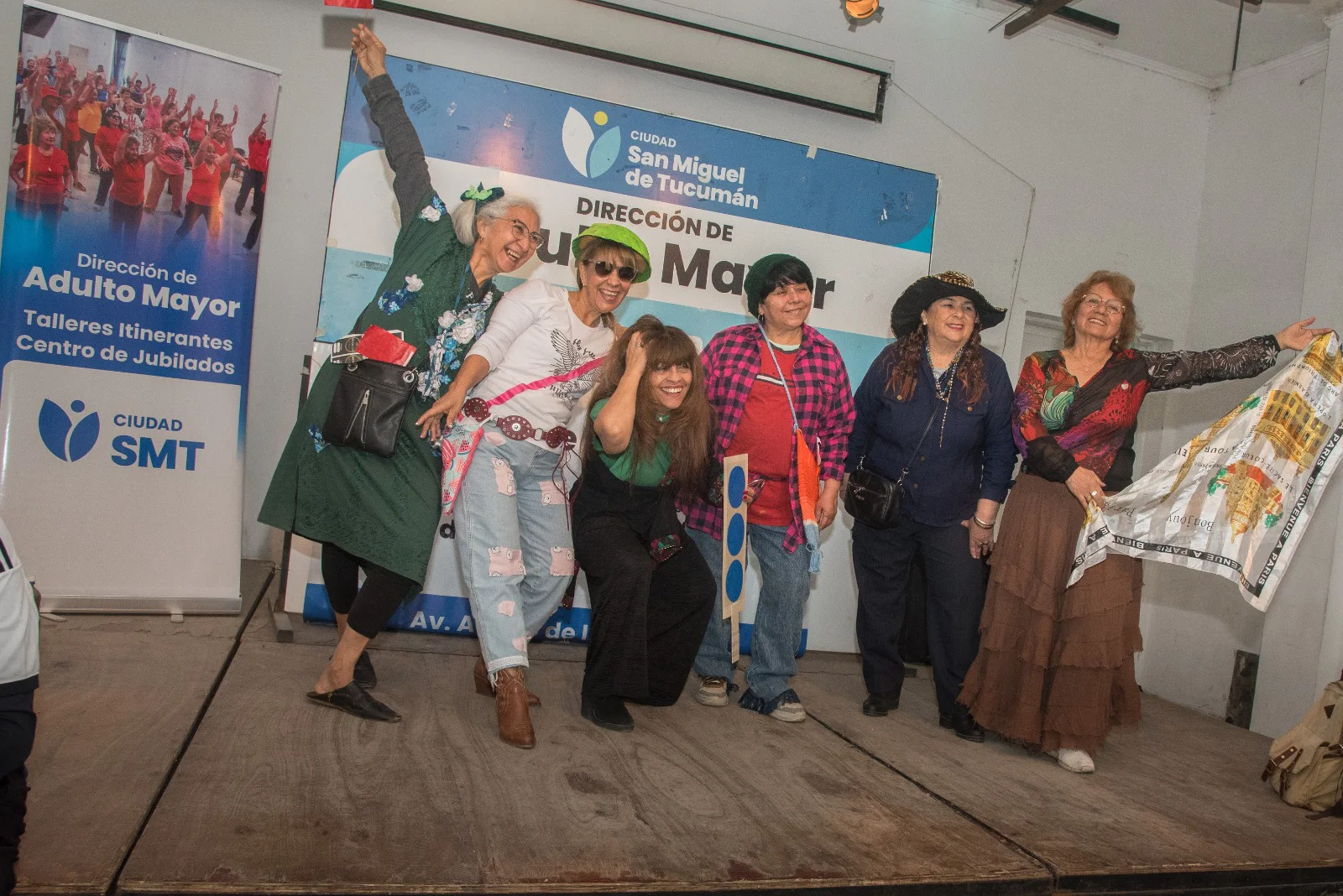 Música, teatro y emoción: adultos mayores brillaron en su muestra de canto “Balada para un loco”