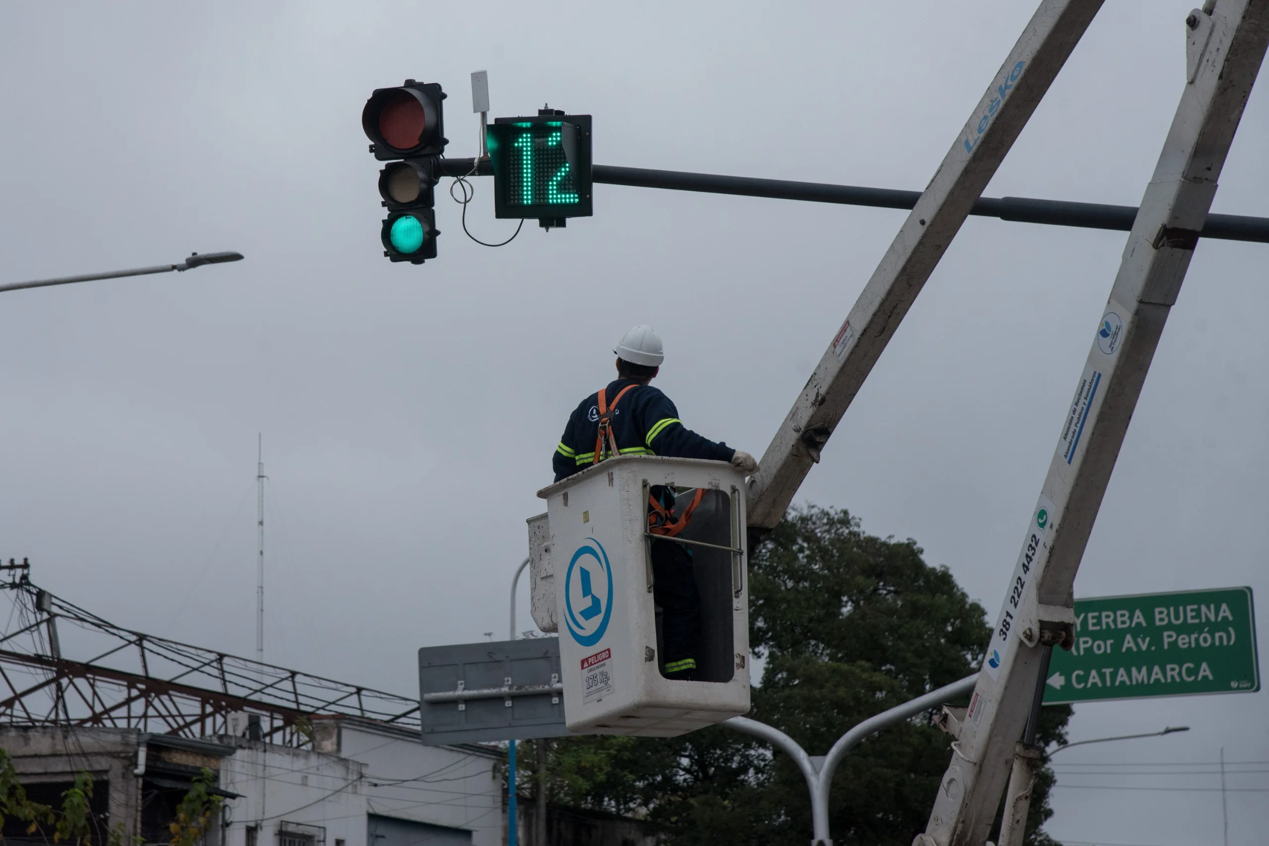 Con cuatro nuevos semáforos, refuerzan la seguridad vial en la zona norte de la capital