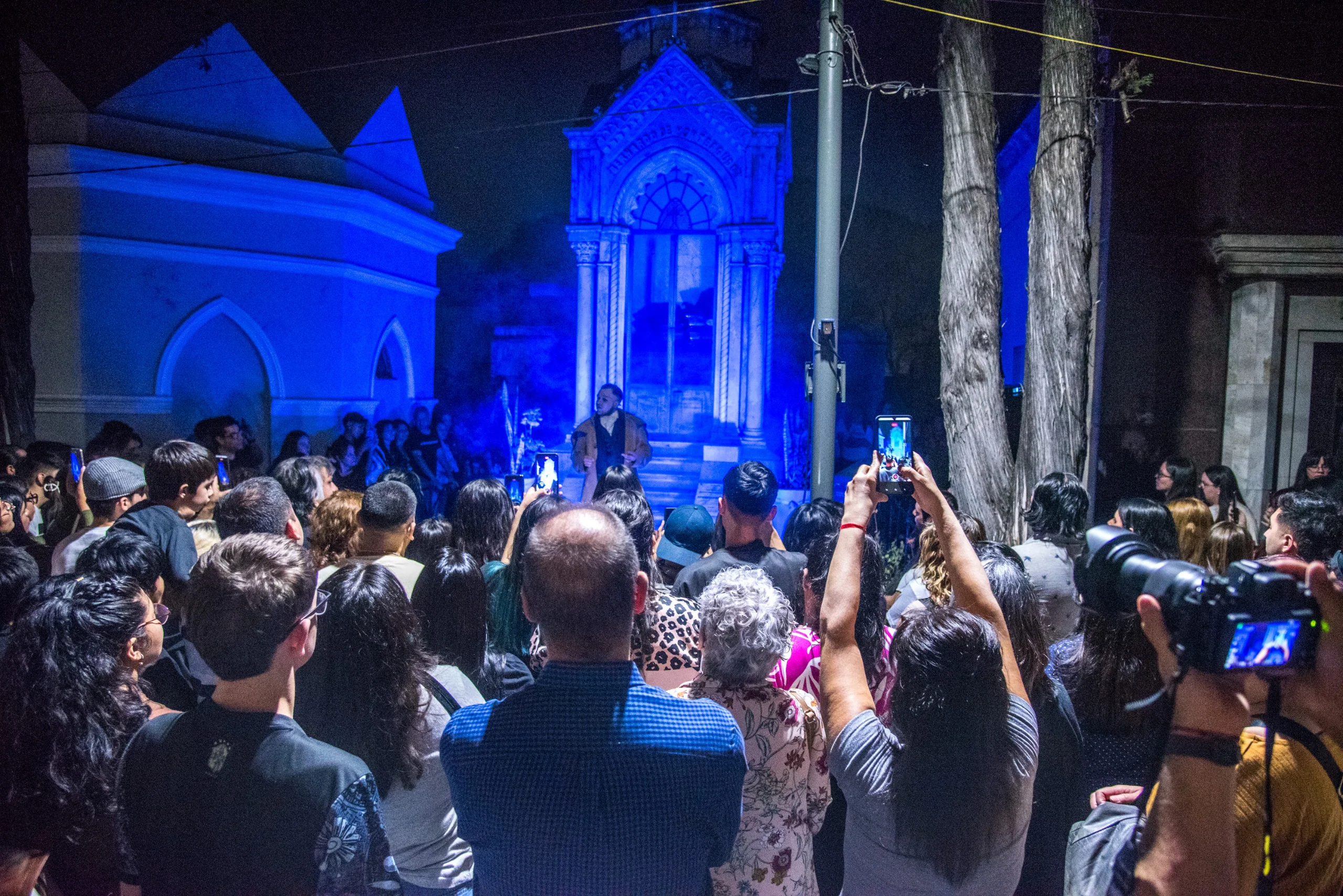 Más de 300 vecinos disfrutaron de una nueva visita teatralizada nocturna en el Cementerio del Oeste