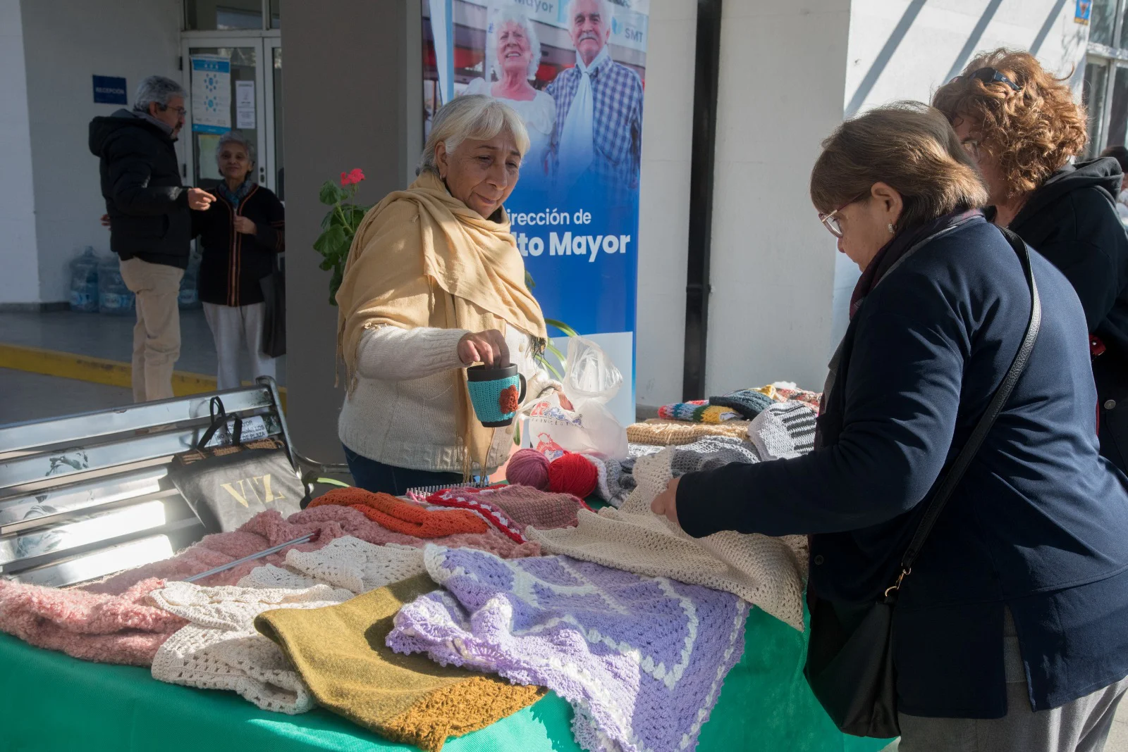 Vecinas de distintos barrios mostraron sus creaciones en una exposición del taller de Tejido de la Dirección de Adulto Mayor
