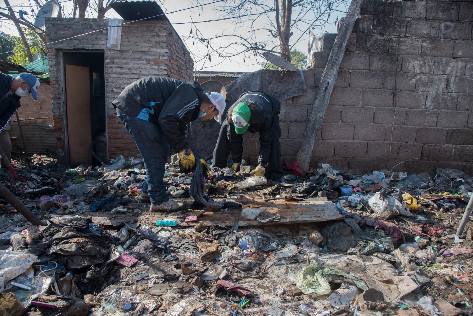 Despliegan un operativo de saneamiento ambiental ante un caso extremo de acumulación de cacharros en Barrio Juan Pablo II