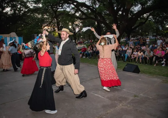 Vecinos disfrutaron de los festejos por el Día de la Tradición en la ...