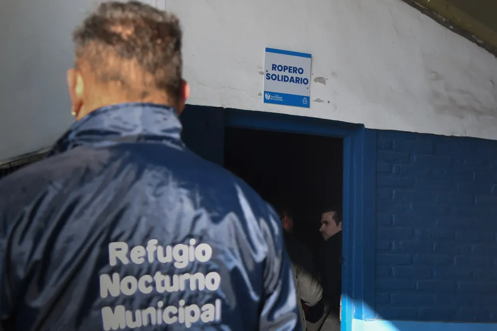 2025 entrega insumos ropero Refugio Municipal (3)