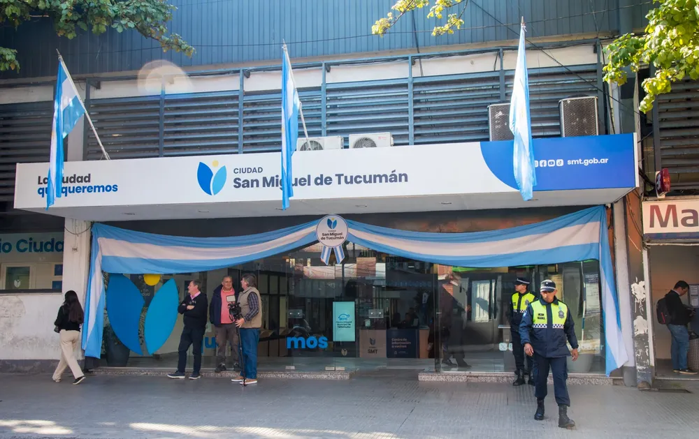 2026 fachada Municipalidad con banderas (2)