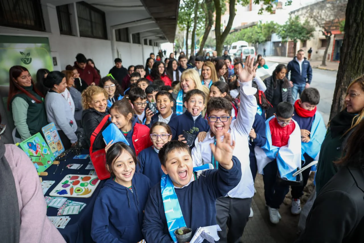 Chahla recibió a alumnos del colegio María del Rosario en el Ecocanje Mundialista (3)