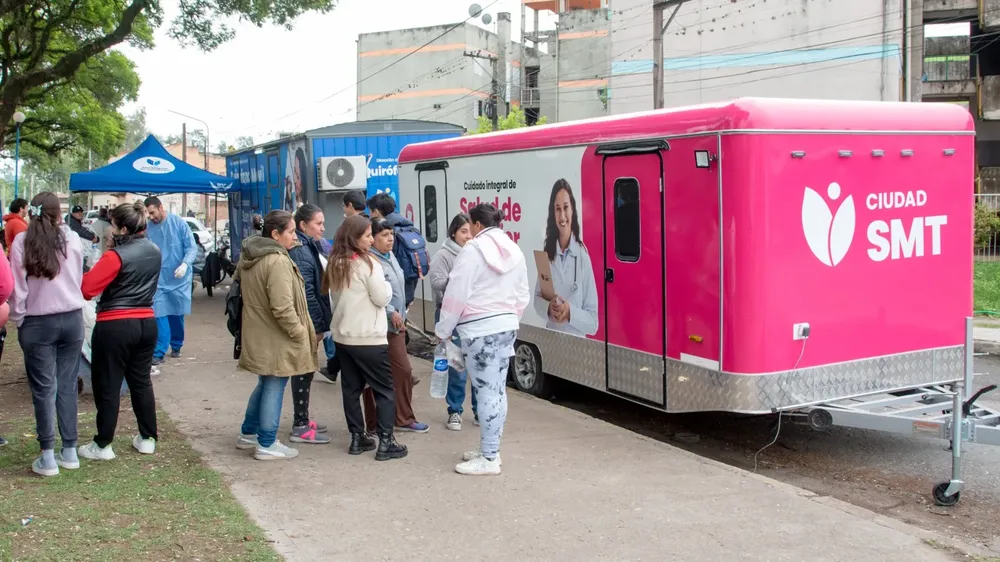 2025 tráiler de salud de la mujer plaza Lola Mora (1) recorte