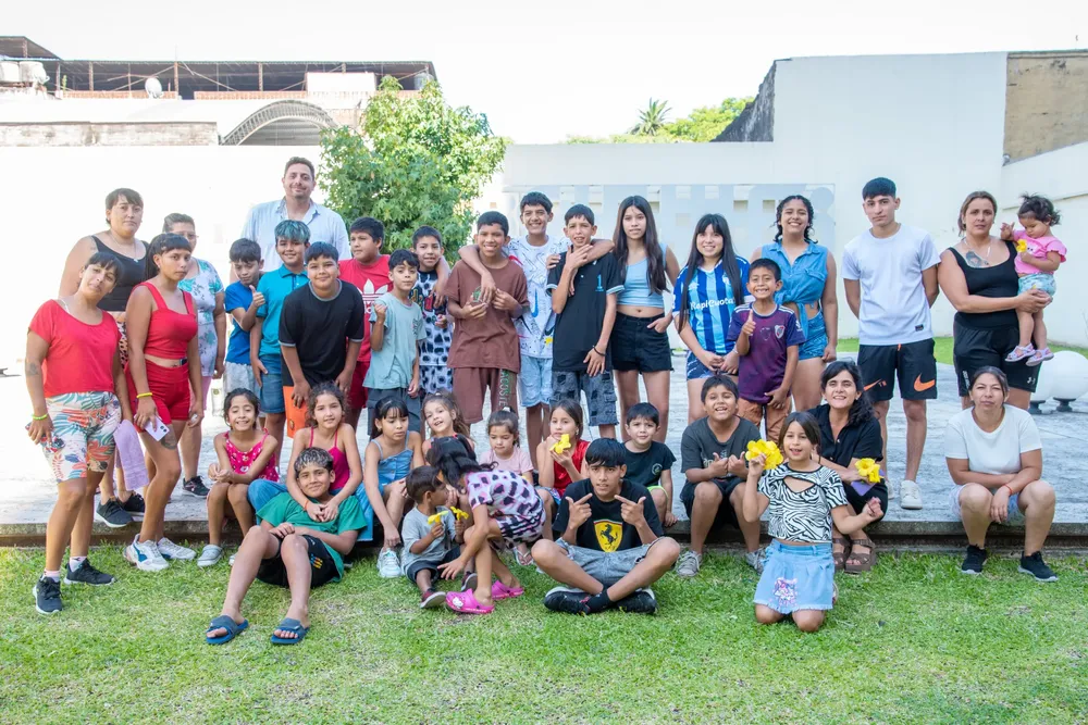 2025 bus turístico con chicos barrio el Sifón 1