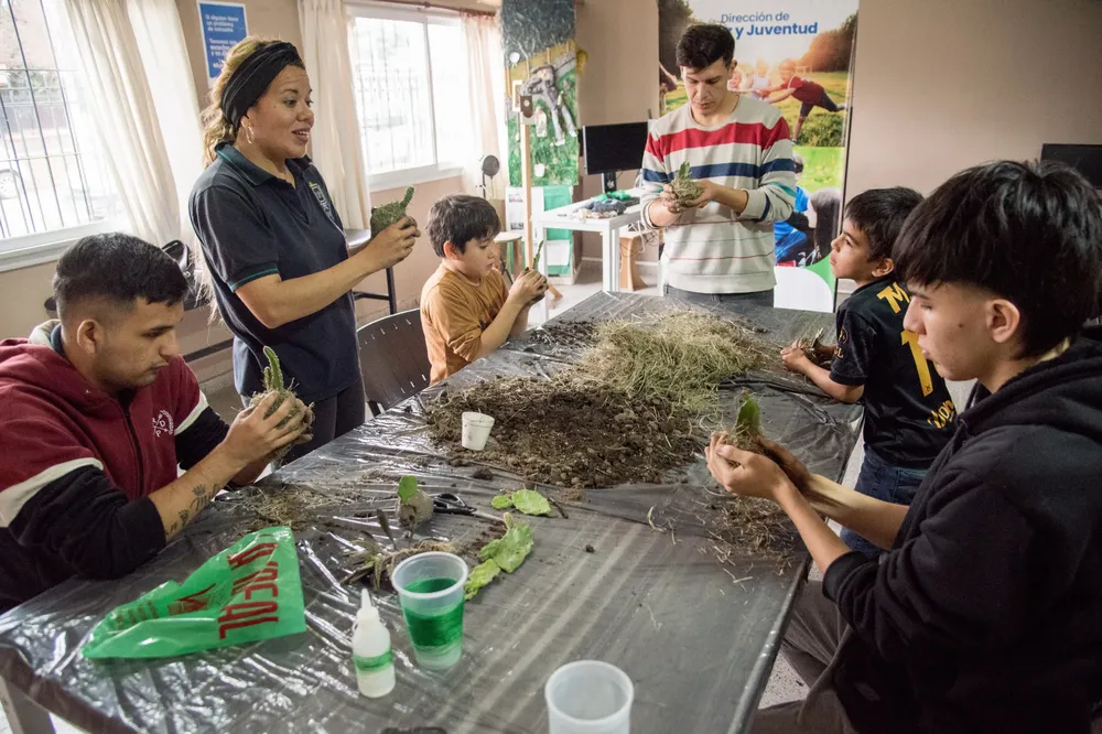 taller de elaboración de Kokedamas niñez y juventud 2