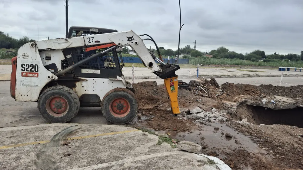 bache por rotura de cañeria en la Costanera (1)