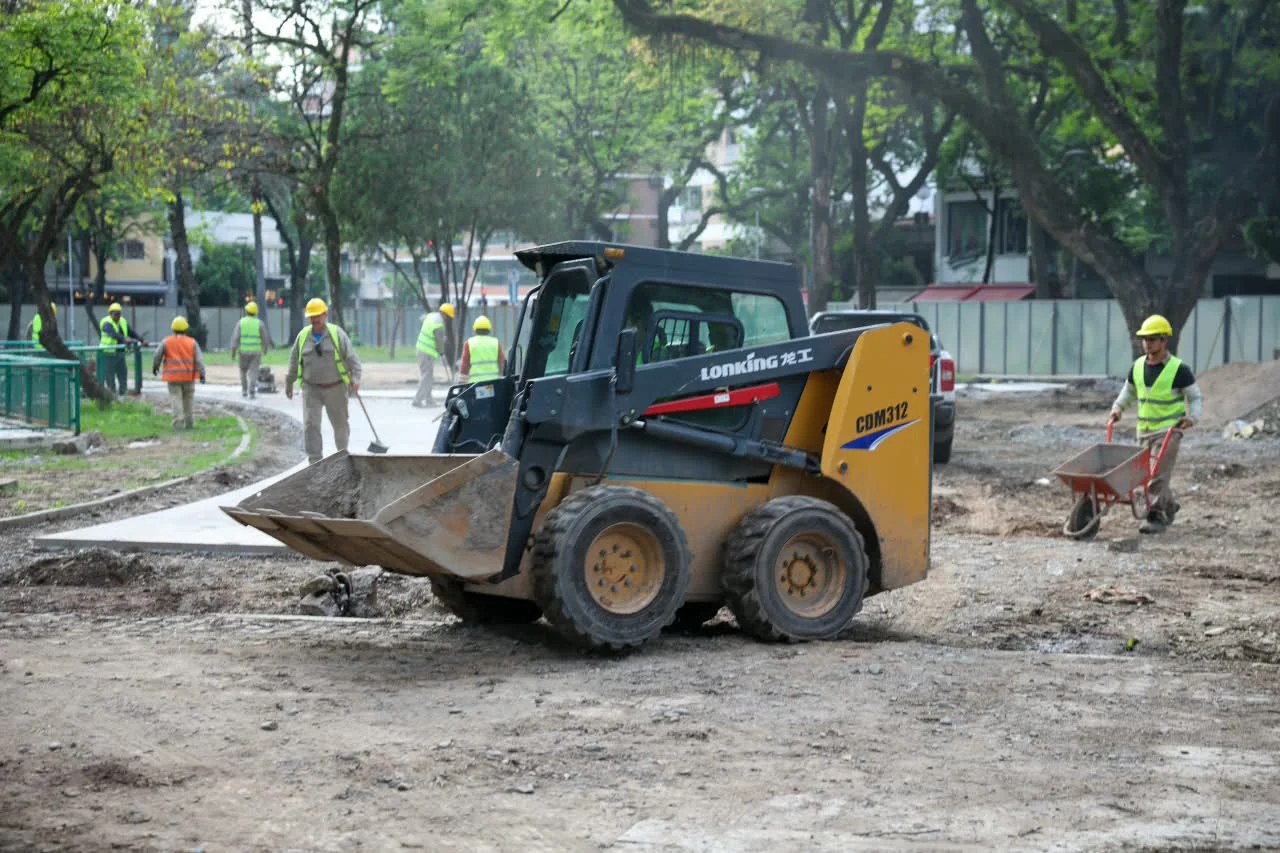 Rossana Chahla supervisó el avance de las obras de renovación de la plaza Urquiza (2)