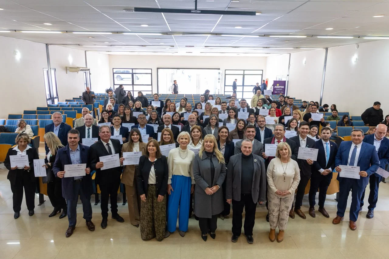 Rossana Chahla en entrega de certificados a diplomados en la USP-T (4)