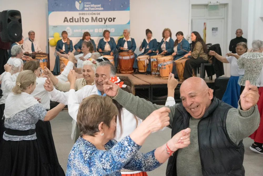 adulto mayor bombo 3