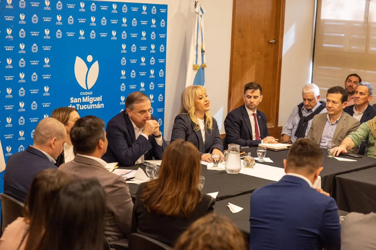 Reunión encabezada por Rossana Chahla y el diputado Juan Brugge junto al gabinete municipal (3)