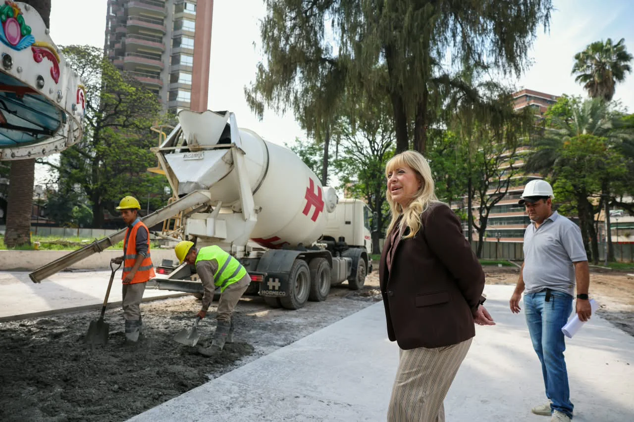 Rossana Chahla supervisó el avance de las obras de renovación de la plaza Urquiza (6)