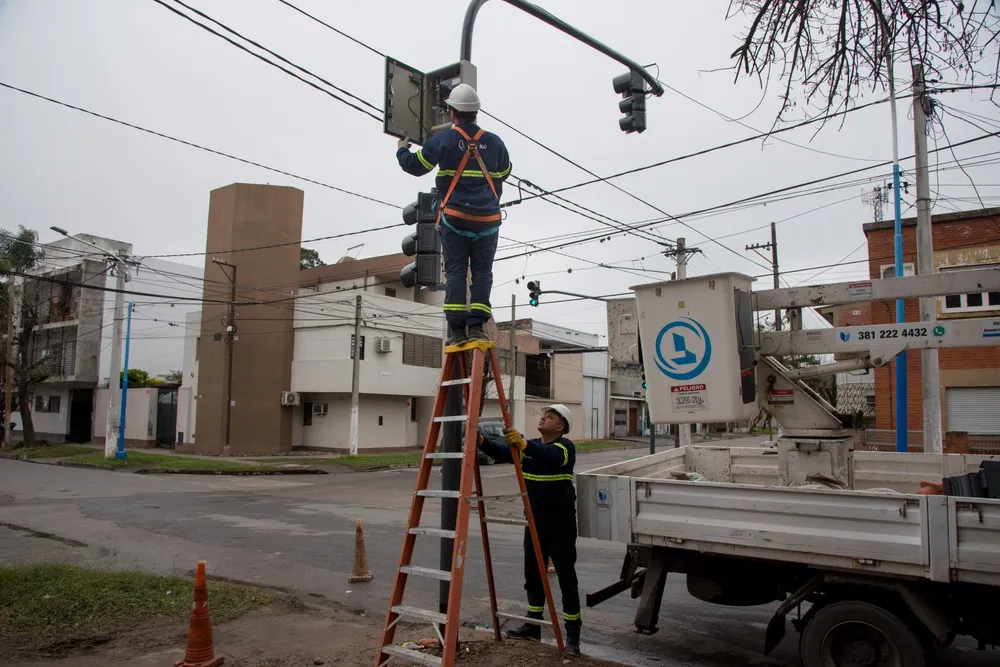 Nuevos semáforos en calle Muñecas y decrementadores en Av. Belgrano