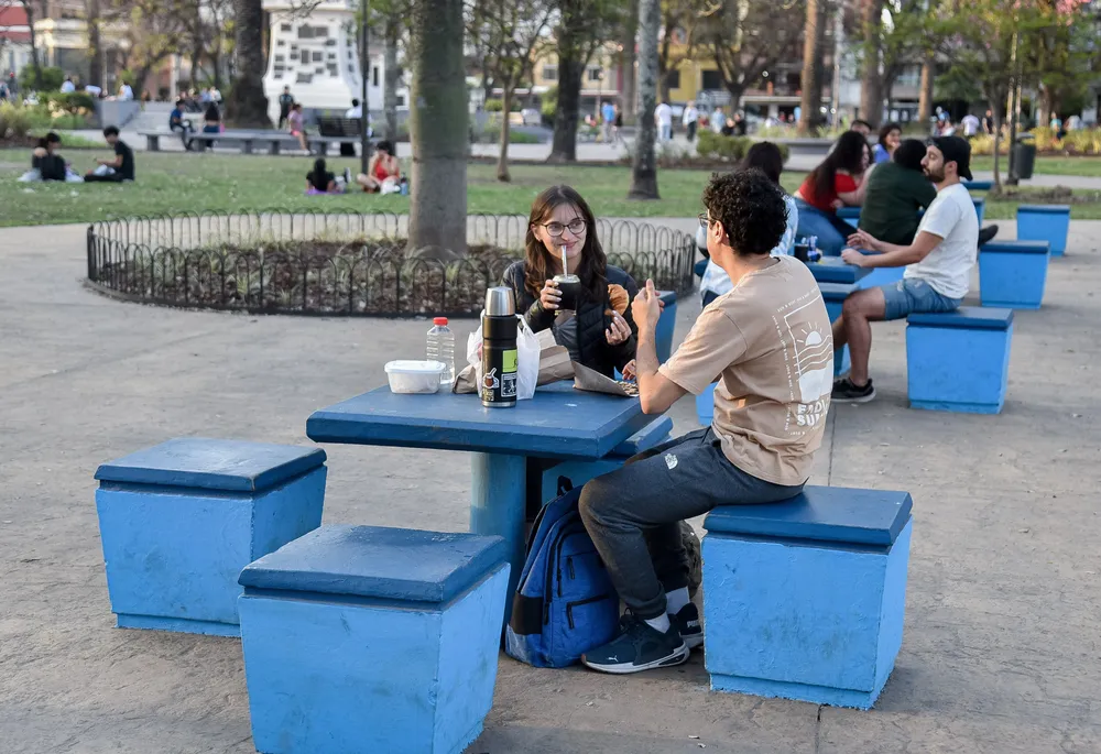 vecinos en plaza San Martin y decididos mate