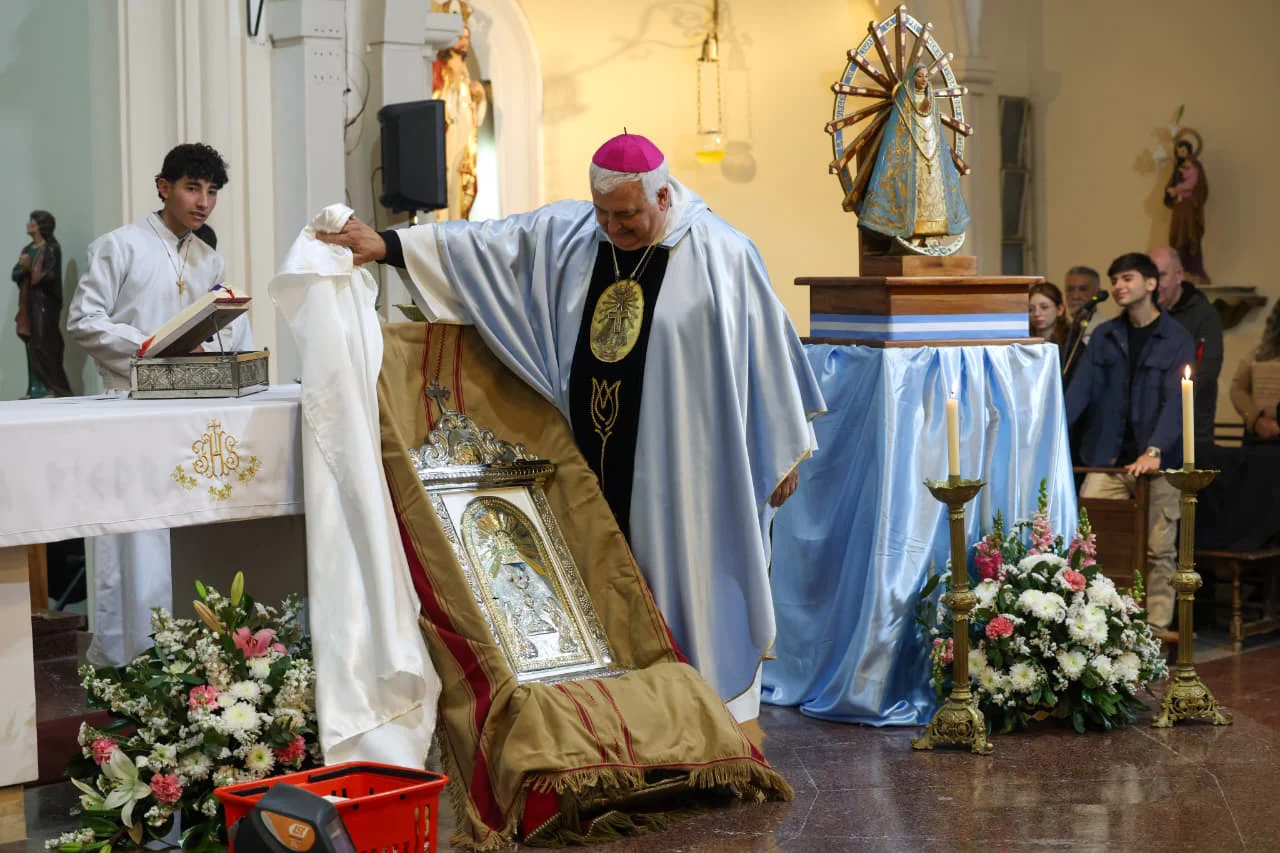Rossana Chahla acompañó la misa por los 125 años de la Parroquia de Villa Luján (2)