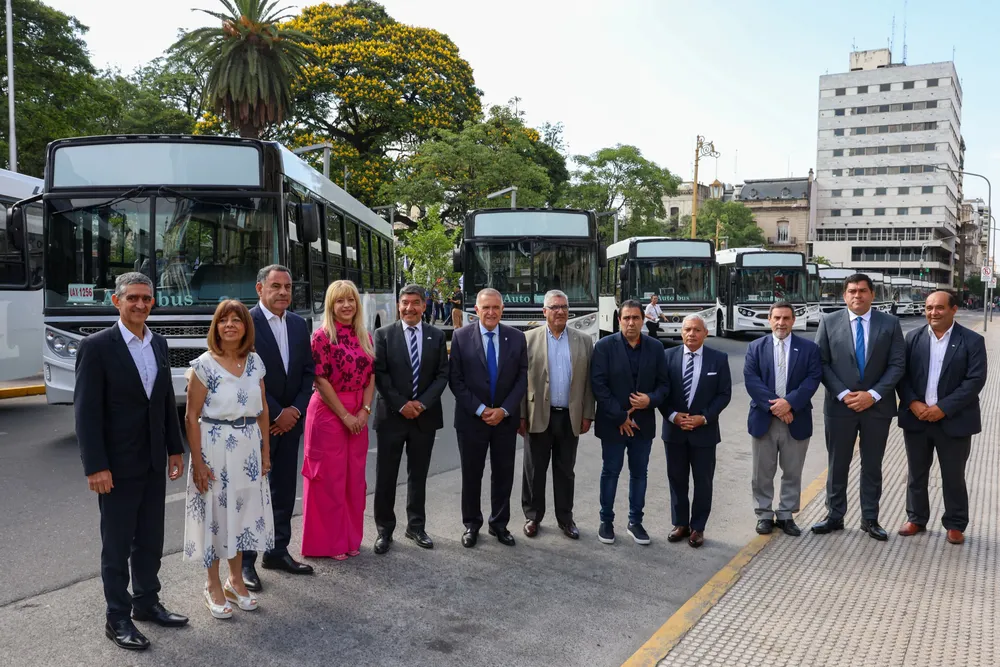 intendenta Chahla en entrega de colectivos con Jaldo 2