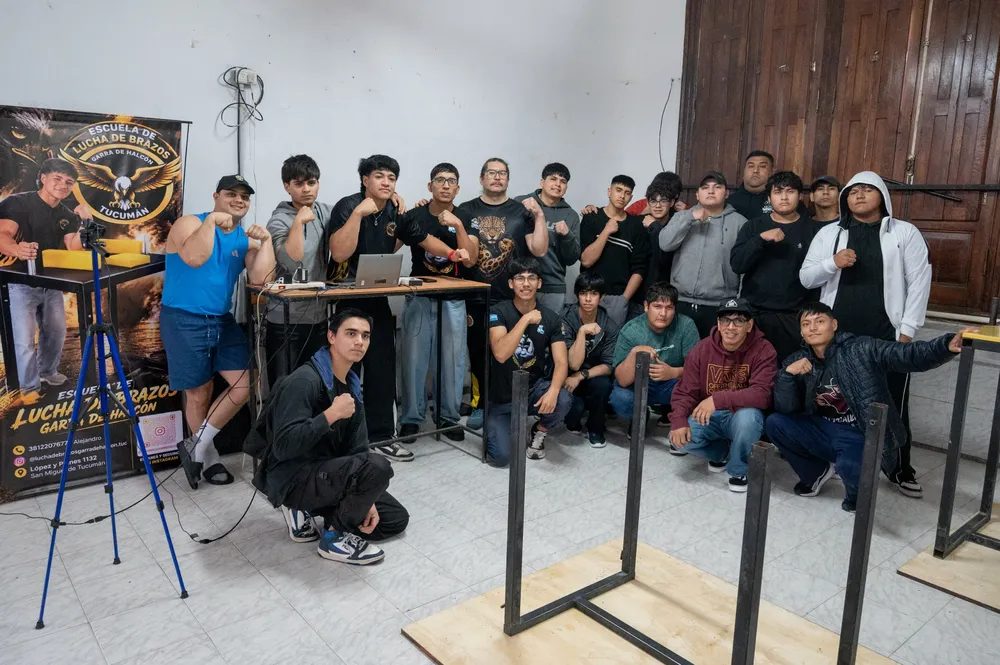Torneo de lucha de brazos Garra de Halcón en el Complejo Ledesma (4)