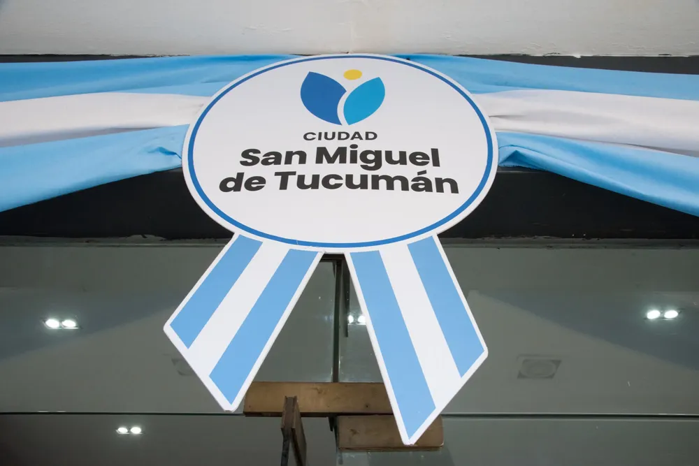 2025 Municipalidad con banderas festejos patrios (1)