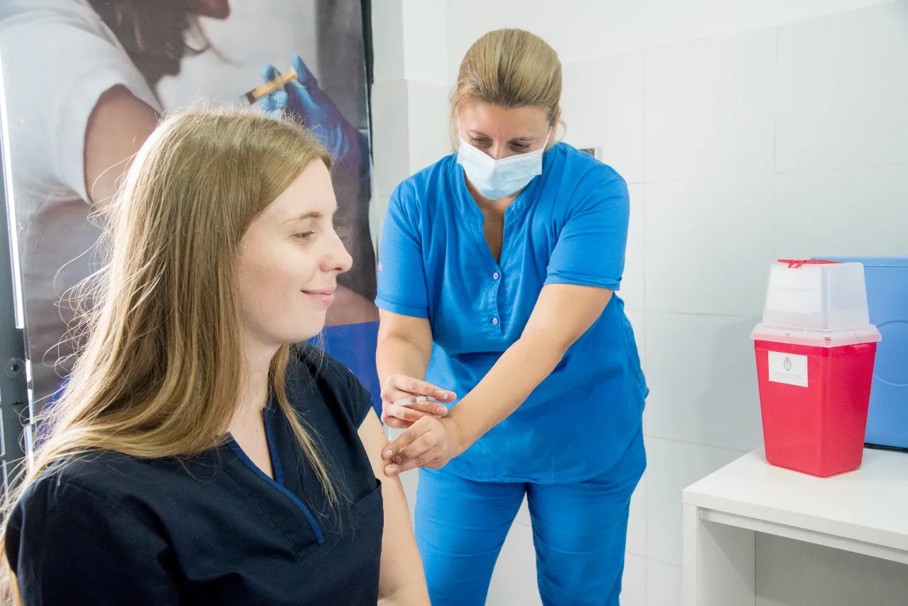 Inmunización contra gripe a personal de SaludWhatsApp Image 2024-04-22 at 11.53.15