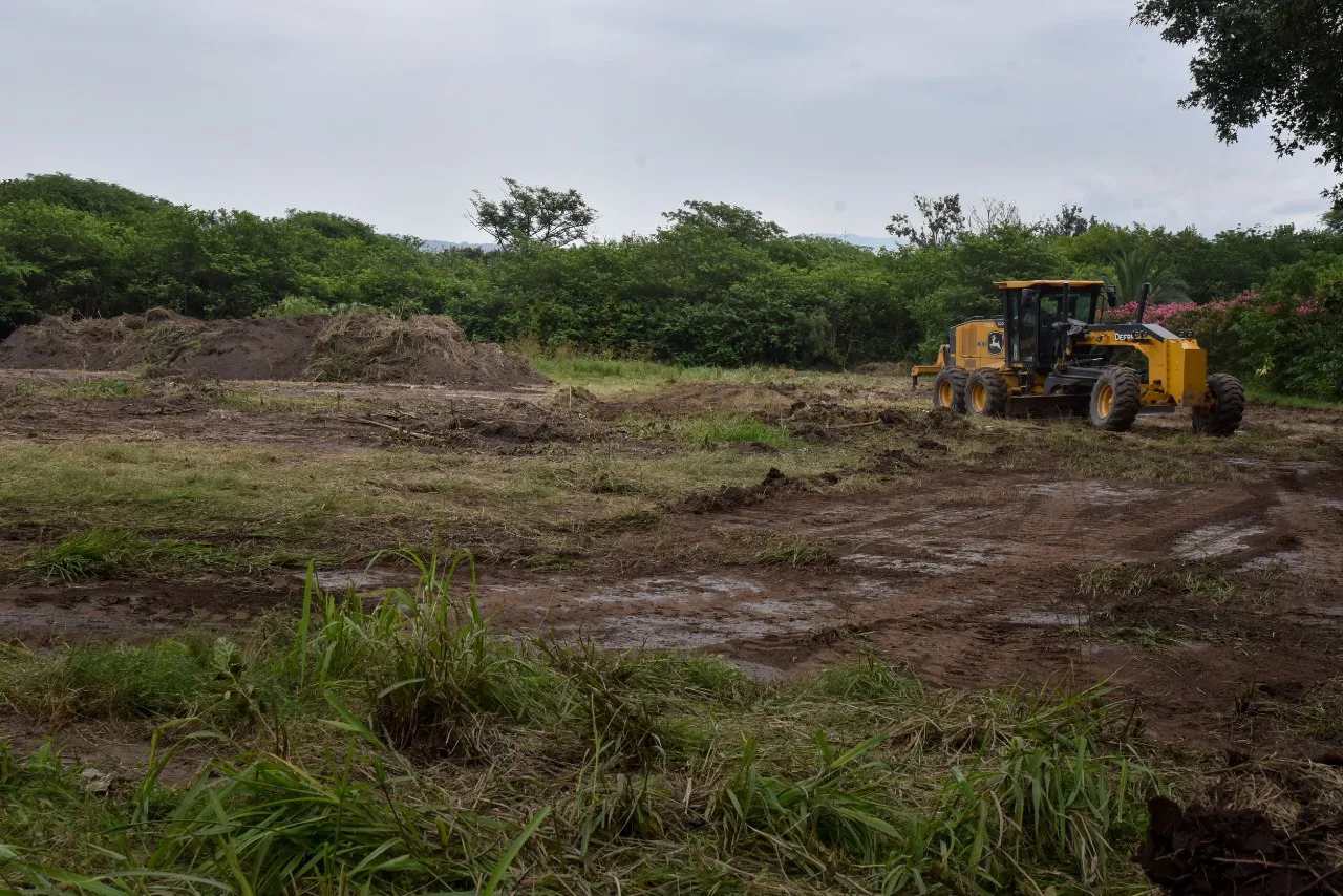 Una niveladora trabaja donde se realizarán nuevas instalacionesVivero Municipal 