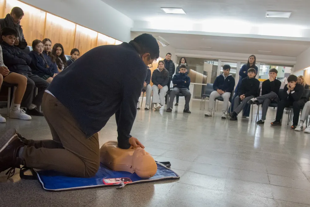 Capacitación de RCP a alumnos del Colegio Nueva Concepción (2)