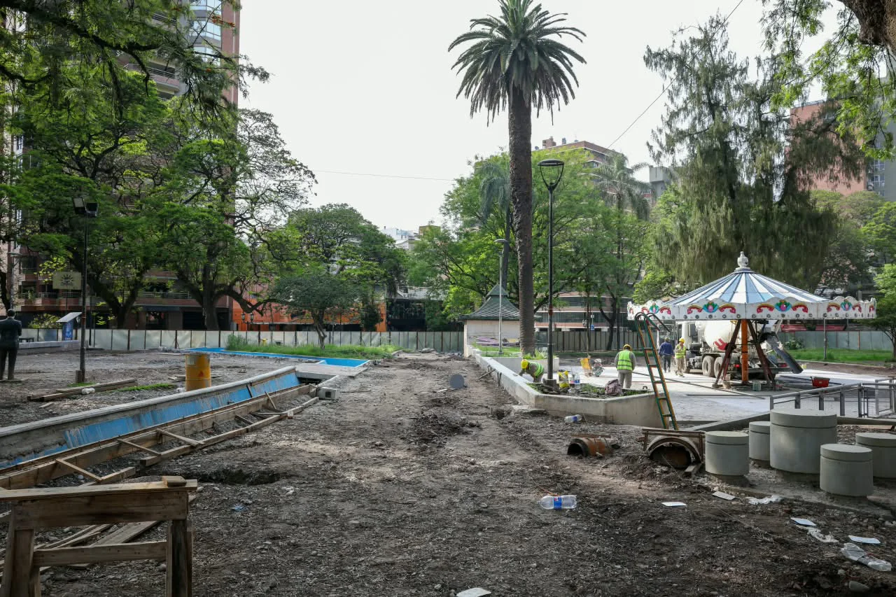 Rossana Chahla supervisó el avance de las obras de renovación de la plaza Urquiza (3)