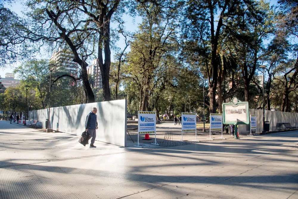 Inicio del cercado perimetral de Plaza Urquiza para avanzar con la jerarquización (2)