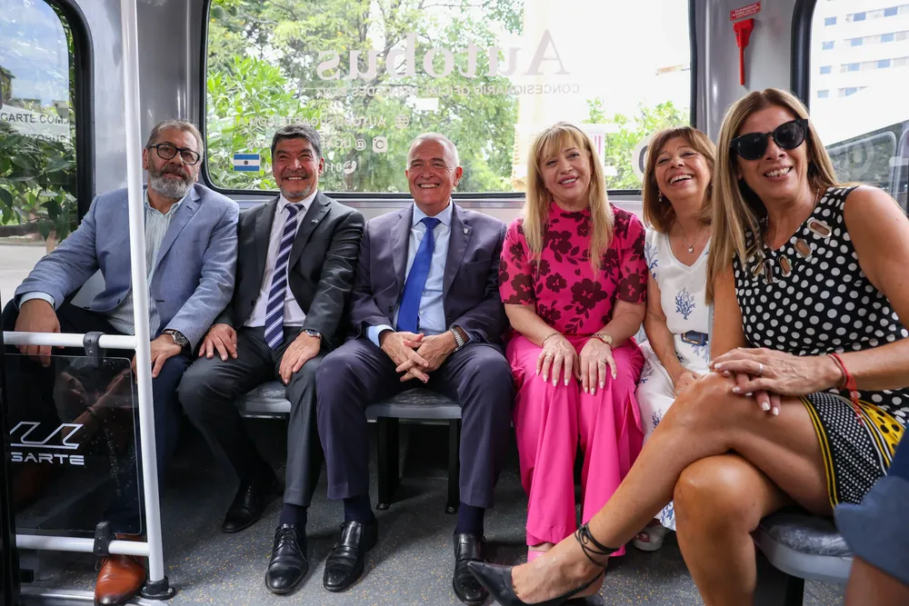 intendenta Chahla en entrega de colectivos con Jaldo 4