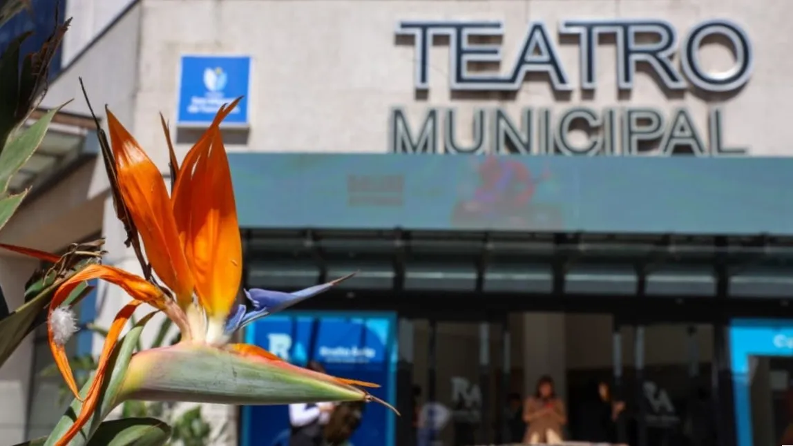 2025 fachada teatro rosita ávila con flor otra