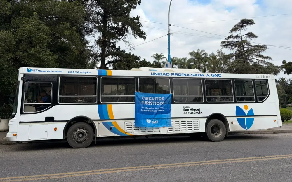 2026 bus turístico en los barrios Villa Angelina (1)