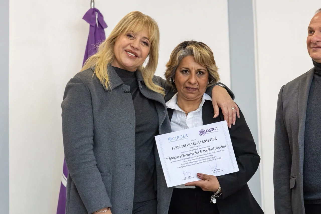 Rossana Chahla en entrega de certificados a diplomados en la USP-T (3)