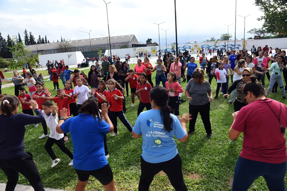 2025-04-15 día actividad física complejo barrio diza deportes (1)