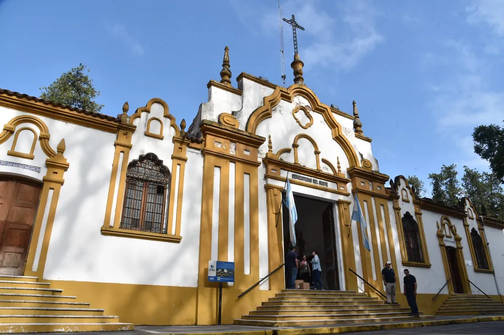 fachada cementerio del oeste noviembre 2024