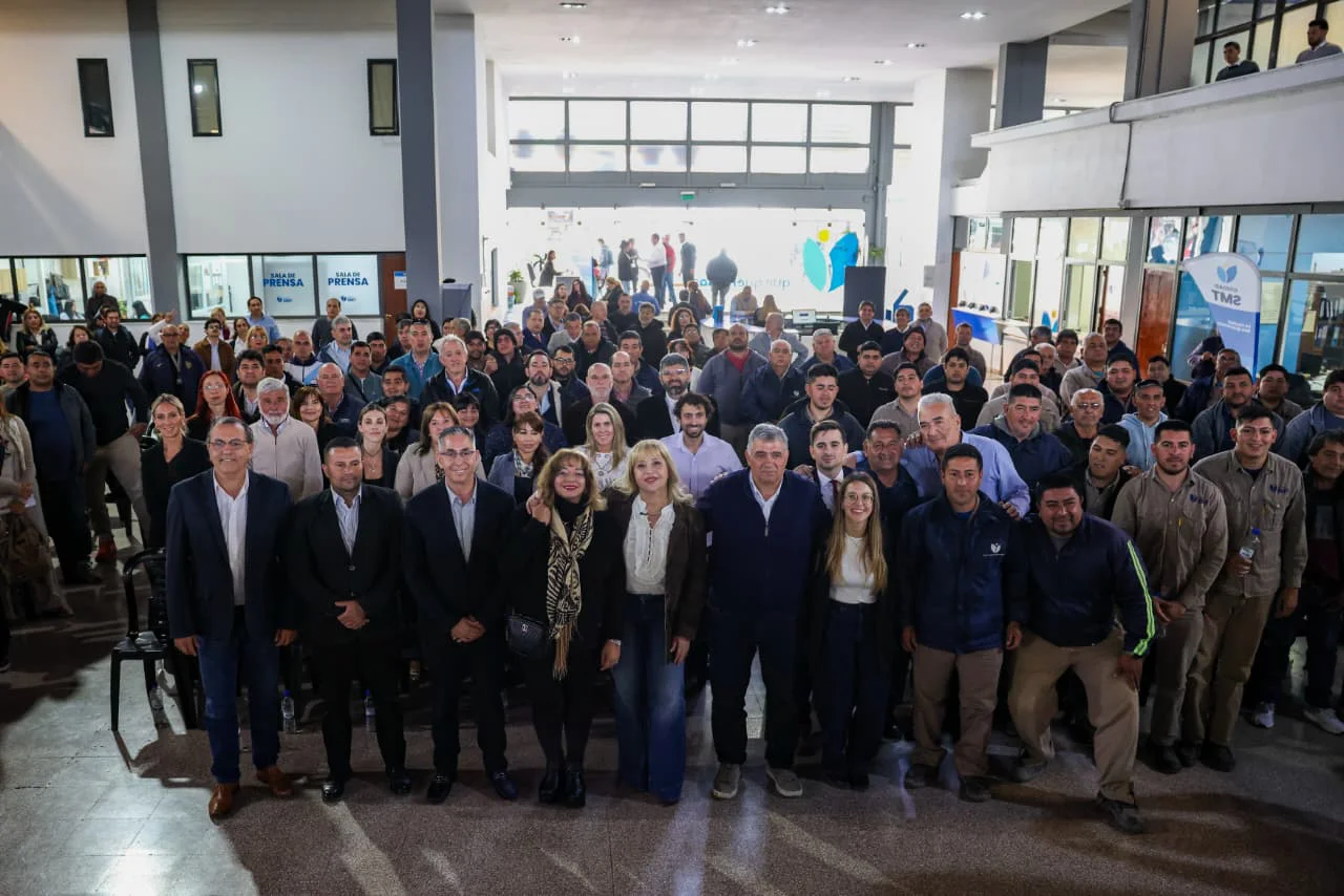 Entrega de uniformes y equipamiento a empleados de Obras Viales y de Deportes (4)