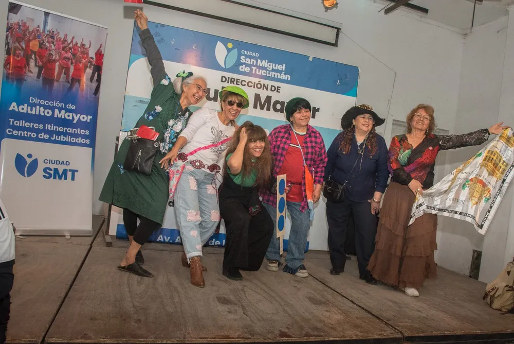 Adulto mayor muestra julio portada