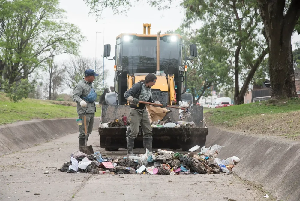 Operativo de limpieza de canales y desagües antes de las lluvias (2)