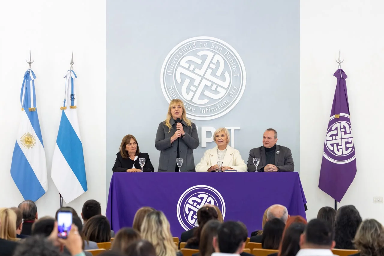 Rossana Chahla en entrega de certificados a diplomados en la USP-T (2)