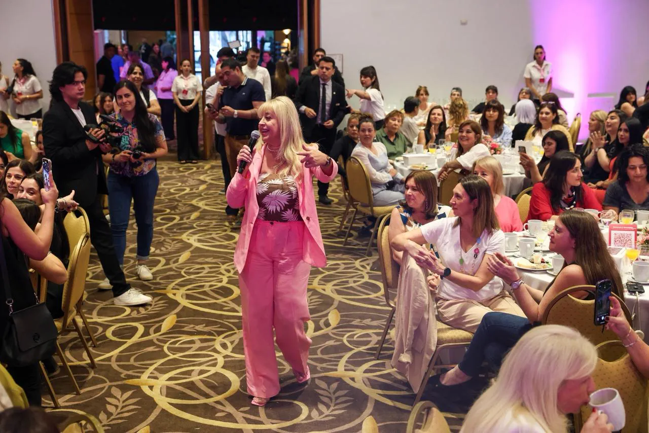 2025 octubre rosa merienda con 600 mujeres (2)