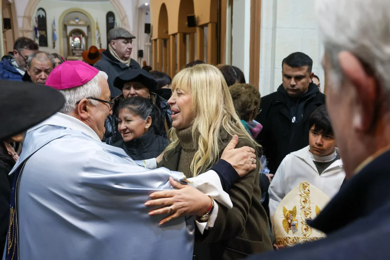 Rossana Chahla acompañó la misa por los 125 años de la Parroquia de Villa Luján (4)