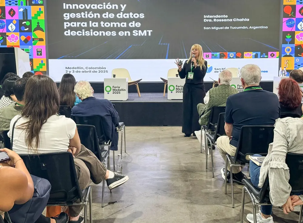 2025-04 intendenta Chahla en Feria Smart Cities Medellín 2