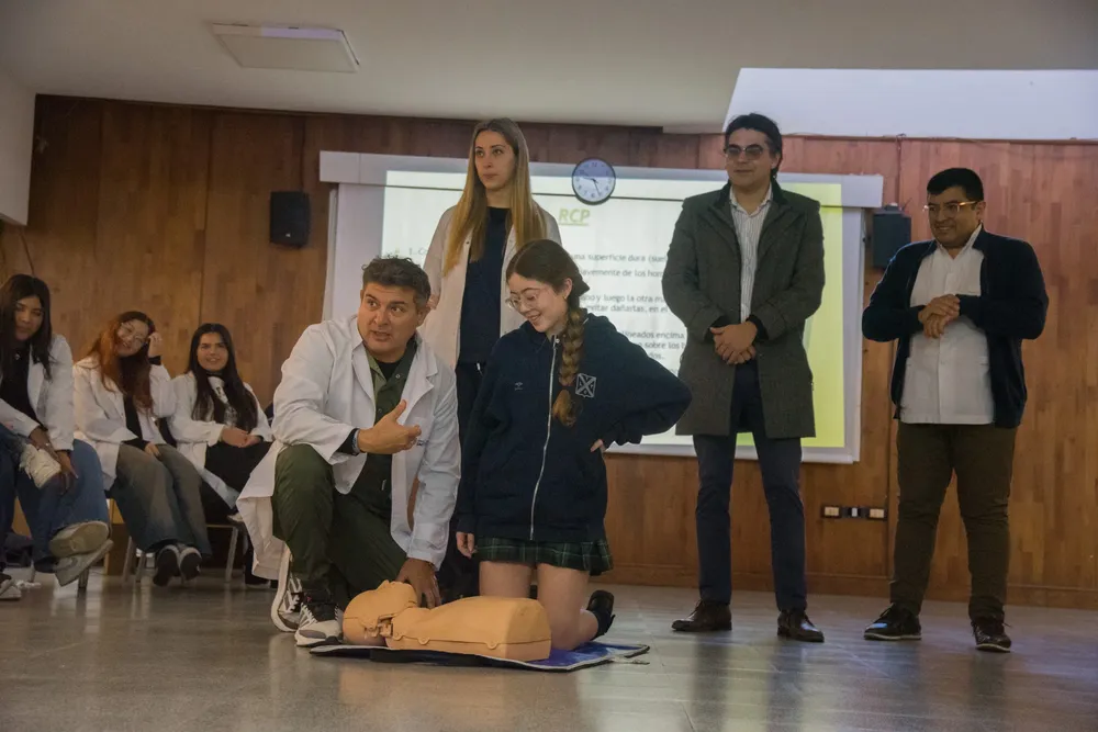 Capacitación de RCP a alumnos del Colegio Nueva Concepción