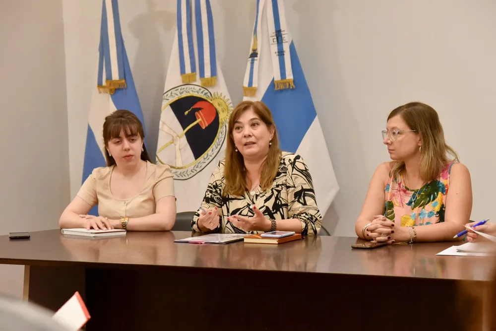 Funcionarios municipales con cooperadora Gabriela Mistral 1