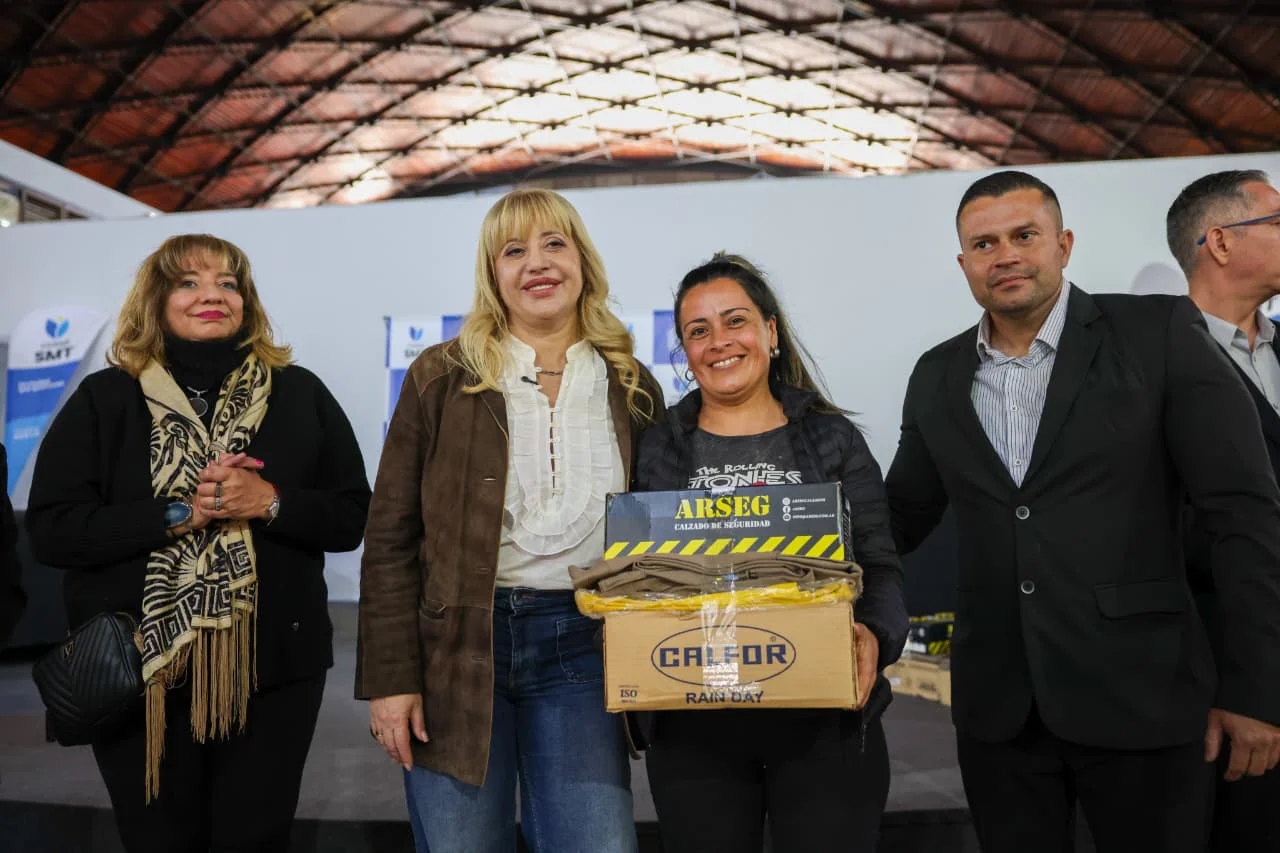 Entrega de uniformes y equipamiento a empleados de Obras Viales y de Deportes (2)