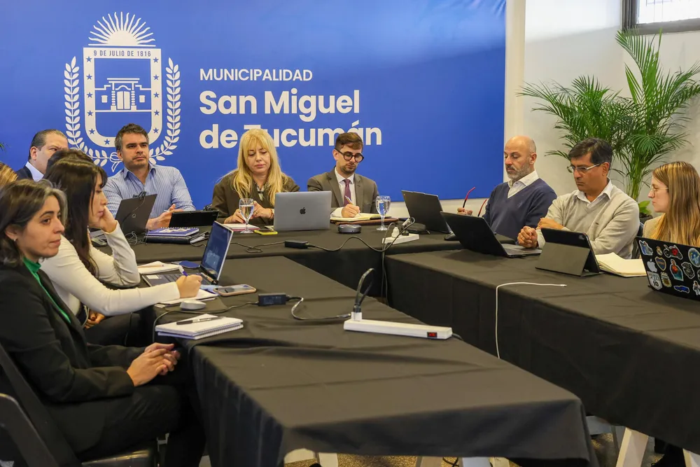 2025 capacitación Bloomberg con intendente (1)
