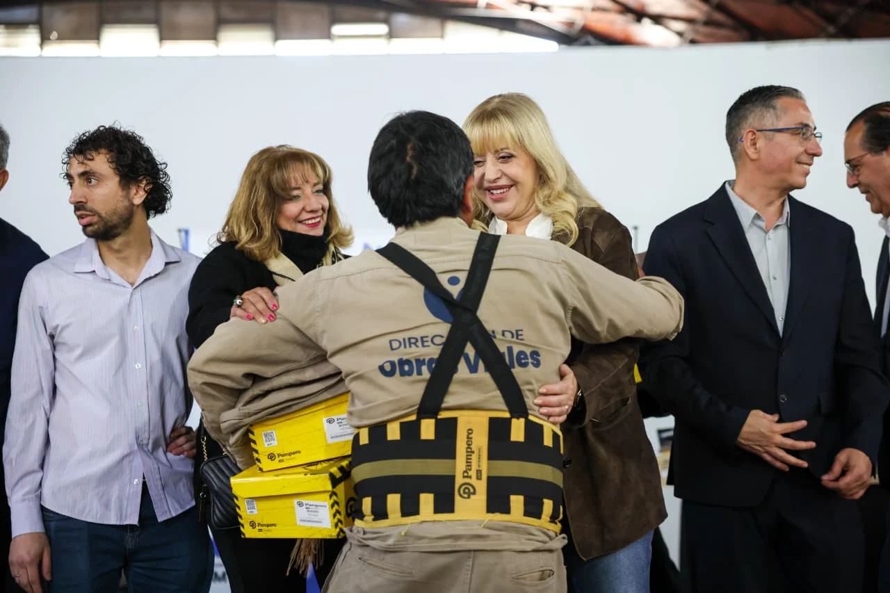 Entrega de uniformes y equipamiento a empleados de Obras Viales y de Deportes (3)