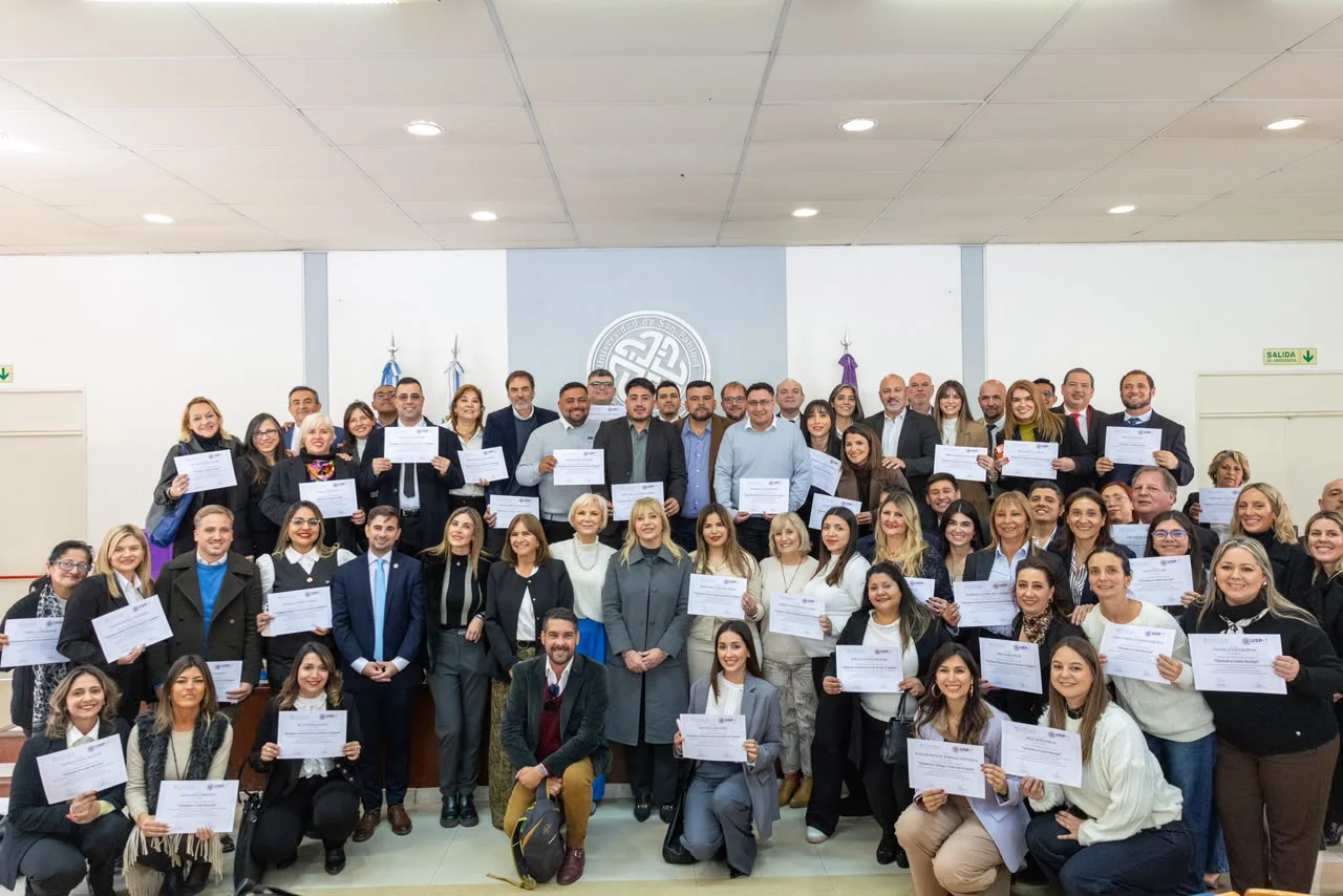 Rossana Chahla en entrega de certificados a diplomados en la USP-T